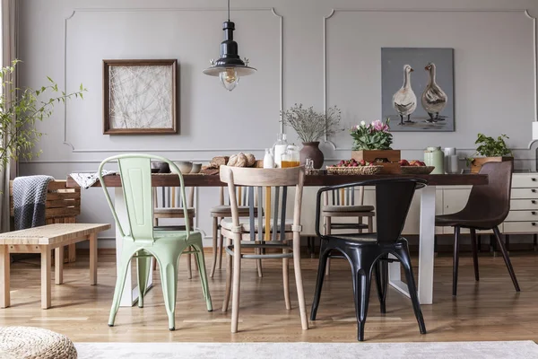 Foto Reale Interno Eclettico Sala Pranzo Con Varie Sedie Tavola — Foto Stock