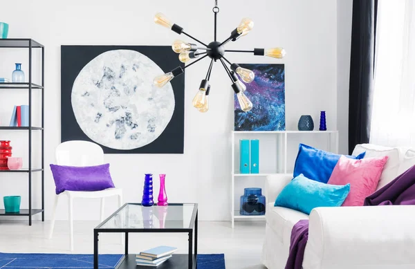 Lâmpada Acima Mesa Sofá Branco Com Travesseiros Rosa Azul Interior — Fotografia de Stock
