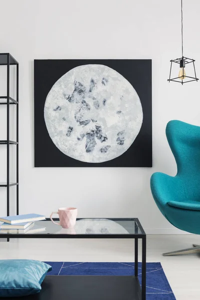 Cartel Luna Pared Blanca Interior Plano Con Lámpara Sobre Sillón — Foto de Stock