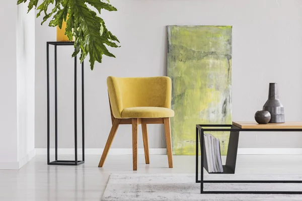 Żółty Krzesło Między Tabelą Roślin Wnętrze Mieszkania Biały Zielonym Limonkowym — Zdjęcie stockowe