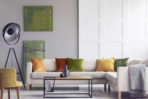 Yellow Green Pillows White Settee Living Room Interior Paintings Lamp — Stock Photo, Image