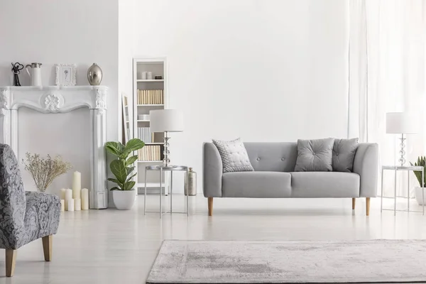 Lámpara Mesa Junto Sofá Gris Interior Del Loft Blanco Con — Foto de Stock