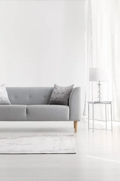 Sofá Gris Lado Lámpara Mesa Plata Interior Plano Blanco Con — Foto de Stock