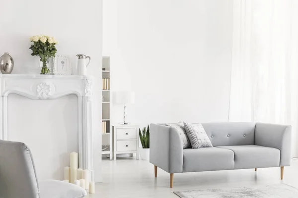 Travesseiros Cinzento Sofá Cadeira Branco Brilhante Sala Estar Interior Com — Fotografia de Stock