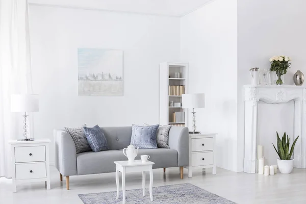 Table Sur Tapis Devant Canapé Gris Dans Salon Blanc Intérieur — Photo