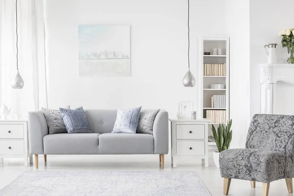 Lampe Über Weißem Schrank Zwischen Pflanze Und Grauem Sofa Einfachen — Stockfoto