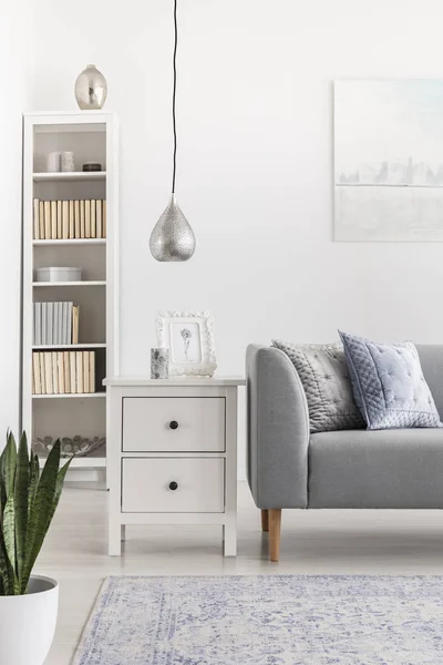 Lampe Argentée Dessus Meuble Côté Canapé Gris Dans Salon Blanc — Photo