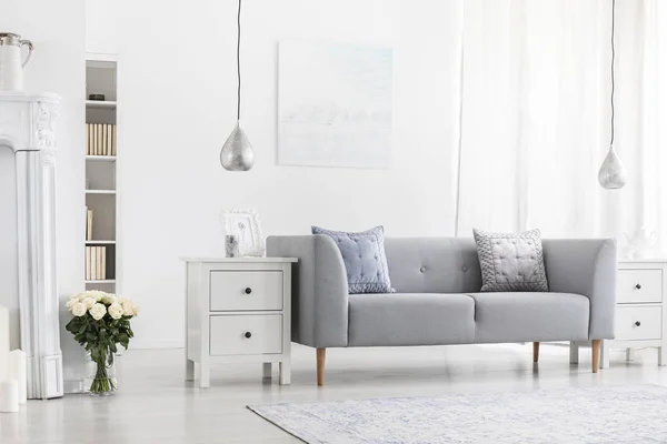 Silver Lampor Ovanför Vita Skåp Lägenhet Interiör Med Blommor Och — Stockfoto