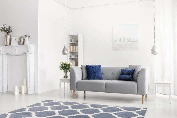 Gedessineerde Blauw Tapijt Voor Grijze Bank Witte Appartement Interieur Met — Stockfoto