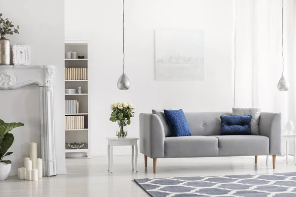 Grå Soffa Med Blå Dyna Vit Elegant Vardagsrum Inredning Med — Stockfoto