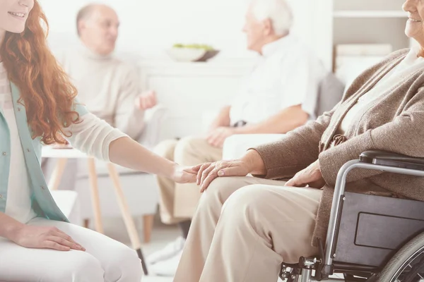 Vänliga Sjuksköterska Hjälper Glad Inaktiverat Pensionär Rullstolen Sjukhem Koncept — Stockfoto