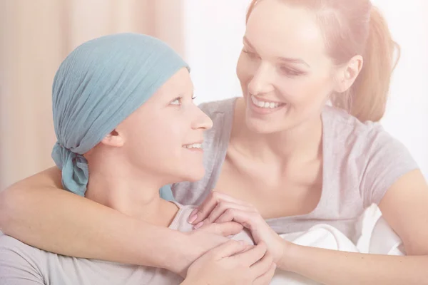 Flickvän Kramar Hennes Kvinnliga Partner Med Cancer — Stockfoto