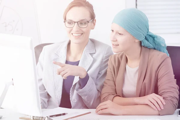 Kranke Frau Mit Kopftuch Und Gangster Beim Blick Auf Den — Stockfoto