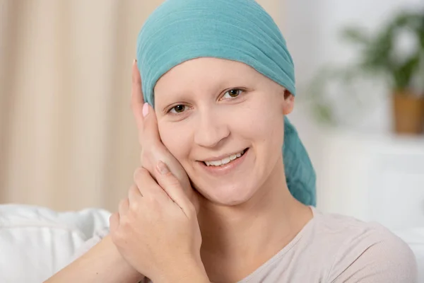 Nahaufnahme Einer Krebskranken Frau Die Lächelt Und Von Jemandem Berührt — Stockfoto