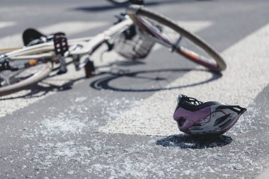 Kask ve bisiklet üzerinde yaya geçidi sonra trafik kazası
