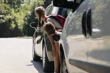 Yol otomobil arasında yürüyüş çocuk. Tehlikeli geçit