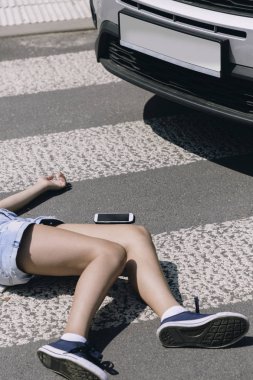 Arabayı bir çocuk bir yaya geçidi smartphone ile vurdu