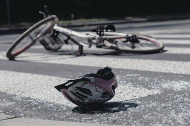 Kırık çocuk kask ve yaya geçidi korkunç kazadan sonra bisikletle