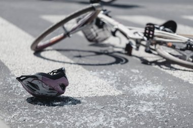 Çocuk kask ve bir yaya satırları bir araba ile tehlike olaydan sonra motora closeup
