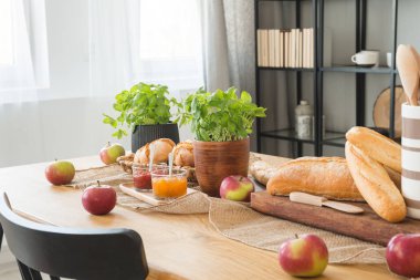 Elma ve baget parlak yemek odası iç ahşap masa yakın çekim. Gerçek fotoğraf