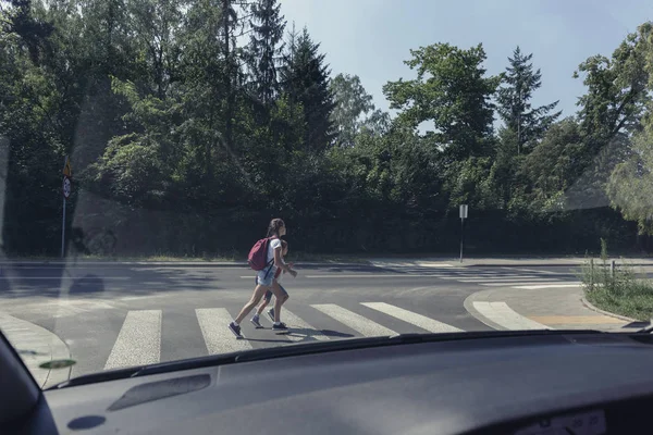 Två Skolbarn Övergångsstället Visa Från Inne Bilen — Stockfoto