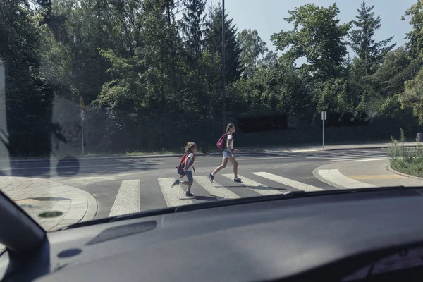 从汽车上看到在人行横道上跑步的孩子 — 图库照片
