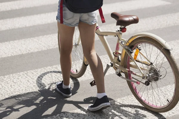 Close Criança Com Bicicleta Andando Travessia Pedestres — Fotografia de Stock