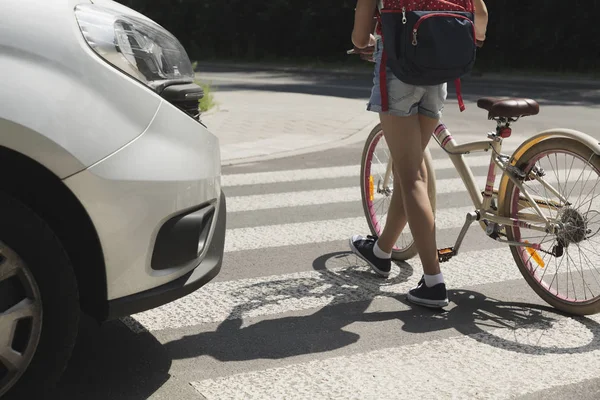 Adolescente Escolar Con Mochila Bicicleta Pie Paso Peatonal Delante Coche —  Fotos de Stock