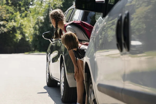 Niños Caminando Por Carretera Entre Coches Pasaje Peligroso — Foto de Stock