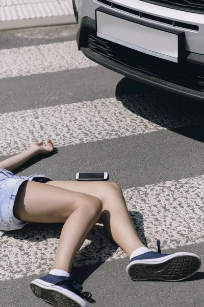 Auto Raakte Een Kind Met Smartphone Een Zebrapad — Stockfoto