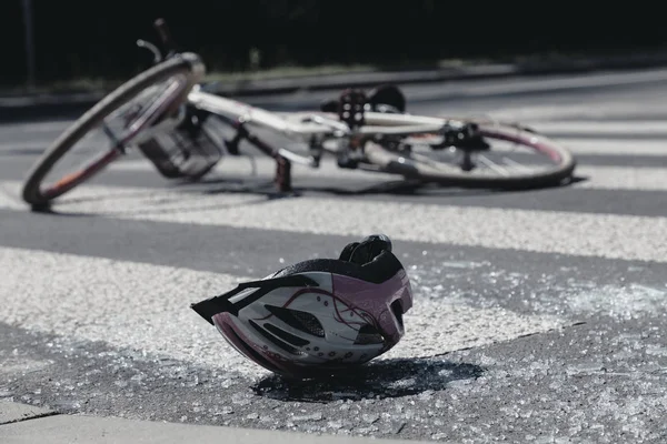 Capacete Criança Quebrado Bicicleta Travessia Pedestres Após Terrível Acidente — Fotografia de Stock