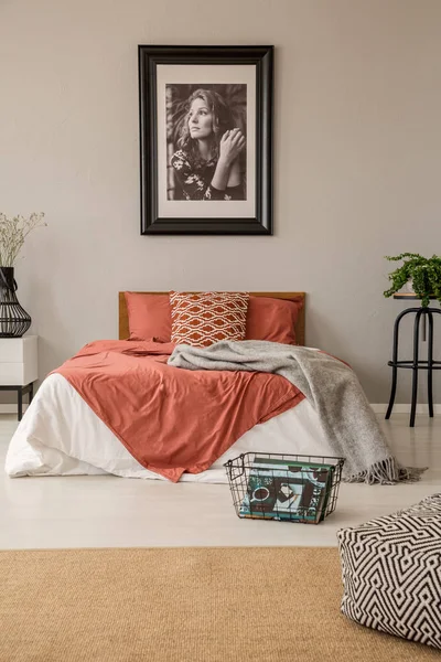 Verticale Weergave Van Slaapkamer Met King Size Bed Met Kussens — Stockfoto