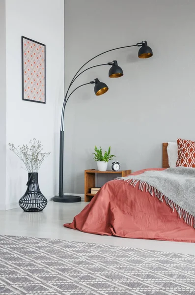 Verticale Weergave Van Grijze Deken Bed Met Kussens Slaapkamer Interieur — Stockfoto