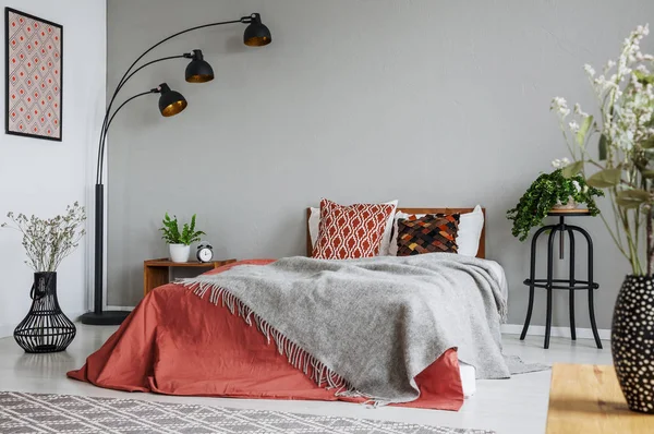 Gedessineerde Kussen Grijze Deken King Size Bed Met Donker Oranje — Stockfoto