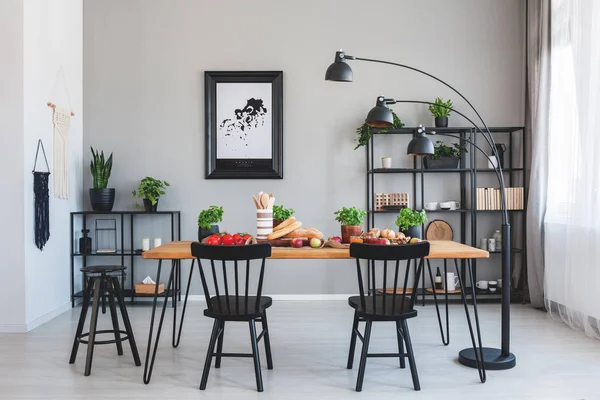 Cadeiras Pretas Mesa Madeira Com Comida Sala Jantar Cinza Interior — Fotografia de Stock