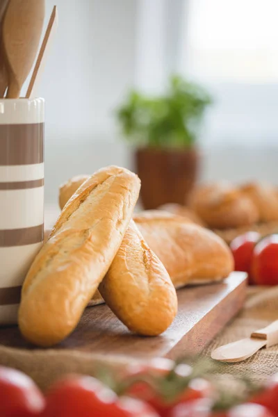 Primer Plano Baguette Escritorio Madera Durante Desayuno Con Tomates Borrosos —  Fotos de Stock