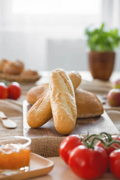 Tomates Borrosos Mermelada Mesa Comedor Con Baguettes Escritorio Madera Foto —  Fotos de Stock