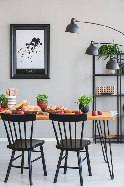 Sedie Nere Tavolo Legno Con Cibo Grigio Sala Pranzo Interno — Foto Stock