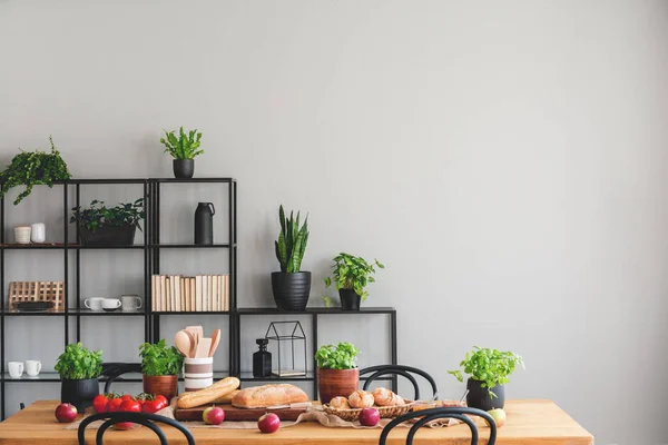 Comida Mesa Madera Plantas Estantes Negros Interior Del Comedor Gris — Foto de Stock