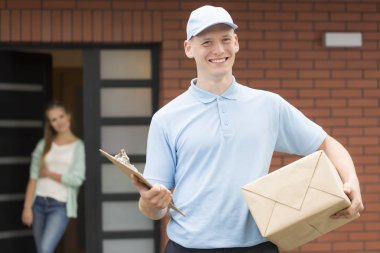 Tek tip paket holding ve alıcıya teslim kurye gülümseyen