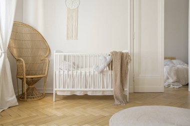 Hasır tavus kuşu sandalye beyaz yatak şık çocuk yatak, gerçek bir fotoğraf yanında