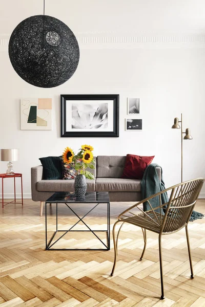 Echte Foto Van Zonnebloemen Een Eclectische Woonkamer Interieur Met Visgraat — Stockfoto