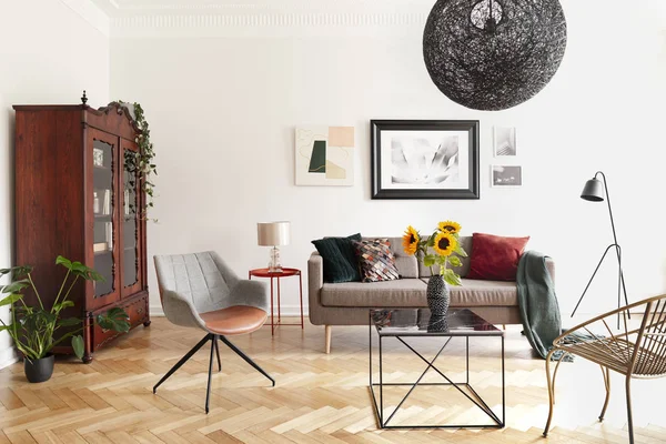 Girasoles Sobre Mesa Entre Sillones Interior Plano Blanco Con Carteles — Foto de Stock