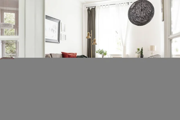 Meja Karpet Antara Sofa Dan Kursi Interior Apartemen Terang Dengan — Stok Foto