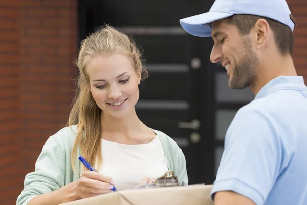 Professionell Courier Och Leende Kvinna Underteckna Kvittot Låda — Stockfoto