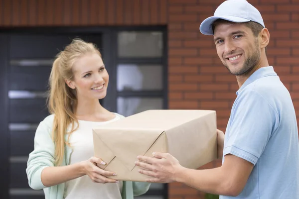 Jong Meisje Een Levering Formulier Knappe Koerier Met Blauwe Uniform — Stockfoto