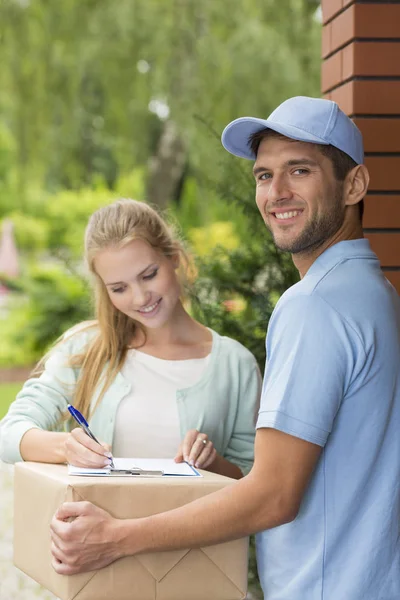 Recibo Firma Cliente Feliz Entrega Caja Por Mensajero Sonriente Con — Foto de Stock