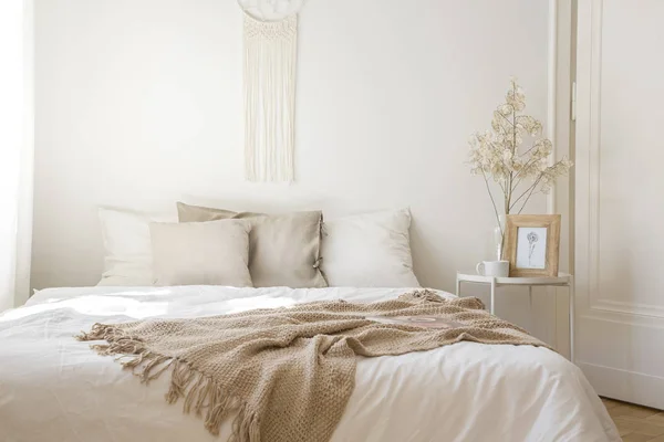 Letto King Size Con Lenzuola Bianche Cuscini Beige Coperta Accanto — Foto Stock