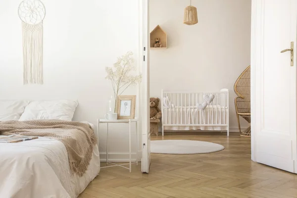 Witte Scandinavische Slaapkamer Met Deur Open Nursery Met Wieg Speelgoed — Stockfoto