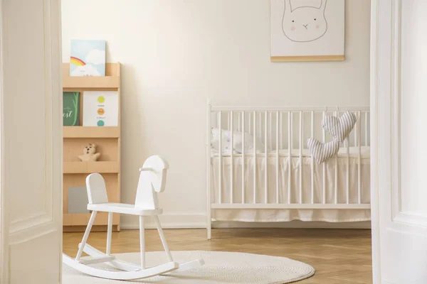 Open Deur Naar Scandinavische Kid Slaapkamer Met Witte Schommelpaard Wieg — Stockfoto